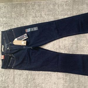 Levi’s Slimming Boot Cut NWT